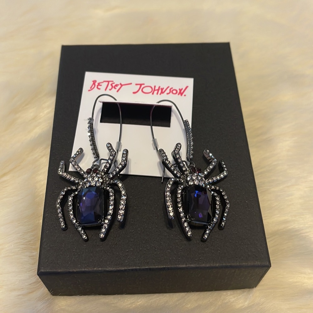 NWT Betsey Johnson Spider Drop Earrings Purple belly stone with crystal accents - Picture 2 of 7